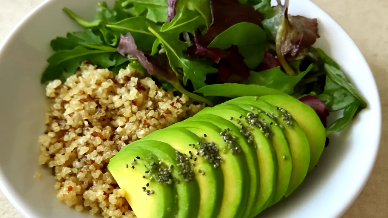 Insalata di quinoa con semi di chia e avocado"
