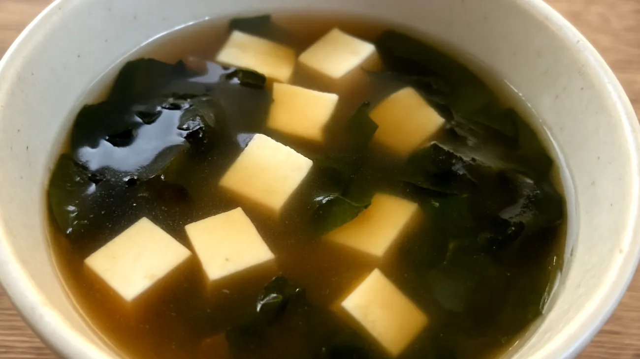 Zuppa di miso con tofu e wakame"