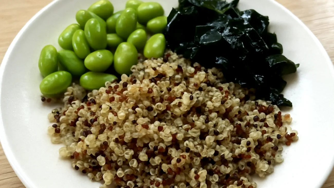 Insalata di quinoa con edamame e alghe wakame"