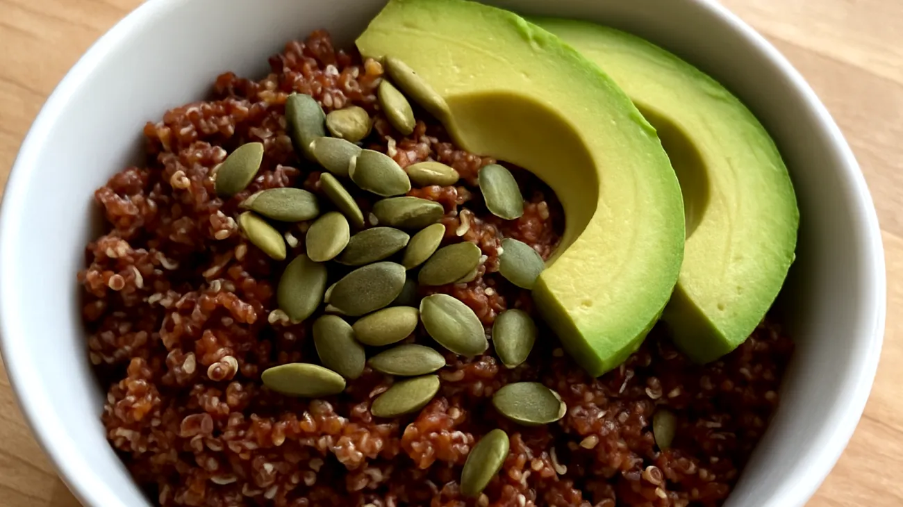 Insalata di quinoa rossa con semi di zucca e avocado"