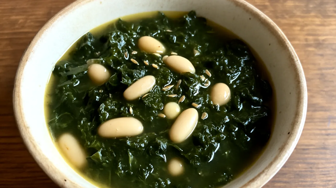 Zuppa di cavolo nero e fagioli cannellini con semi di finocchio"